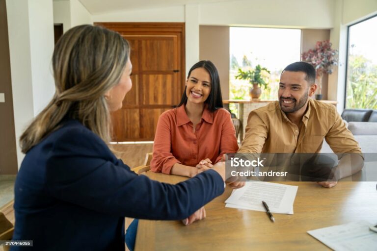 Confidential coaching session at a high-end matchmaking agency Elite Connexion